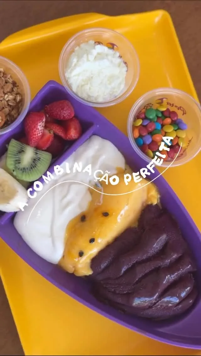Barca de açaí do ParáBrasil com frutas e coberturas