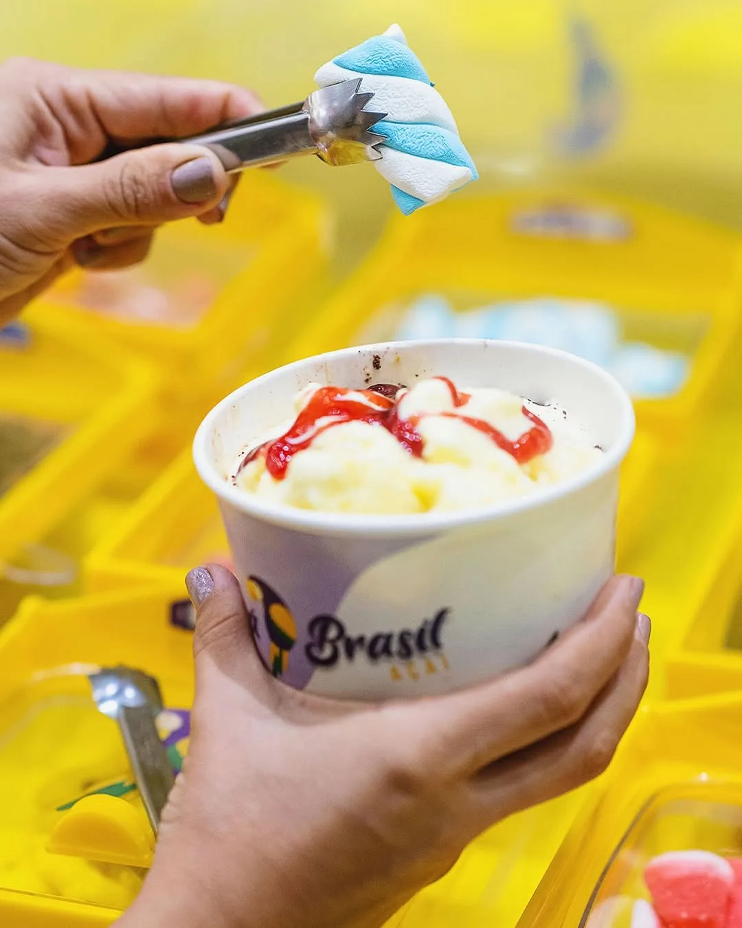 Pote de açaí do ParáBrasil com morangos e calda